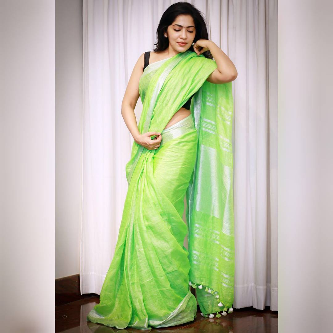 Indian TV Model Ramya Subramanian In Sleeveless Green Saree4